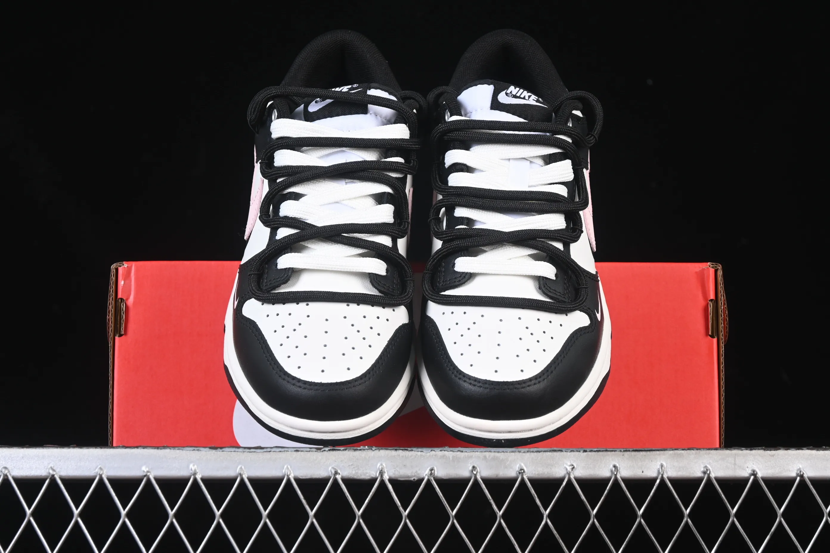 All Categories Nk SB Dunk Series Nk SB Dunk Low High-end Customized Low-top Shoes Nike SB Dunk Low "Just Do it" Valentine's Day Strap Anniversary High-end Customized Low-top Casual Shoes BP0510-050